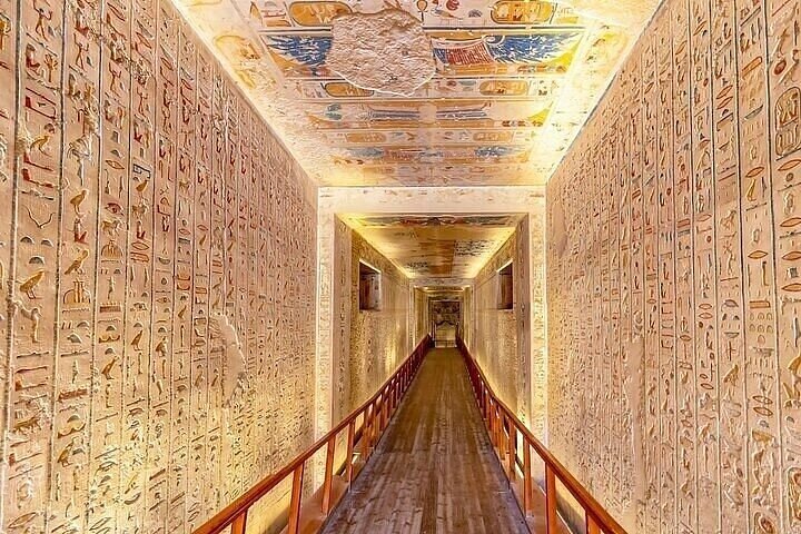Explore 5 Wonders on the East and West Bank Nile Tour