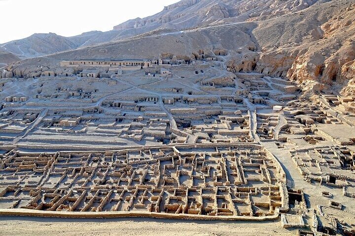 Explore 5 Wonders on the East and West Bank Nile Tour