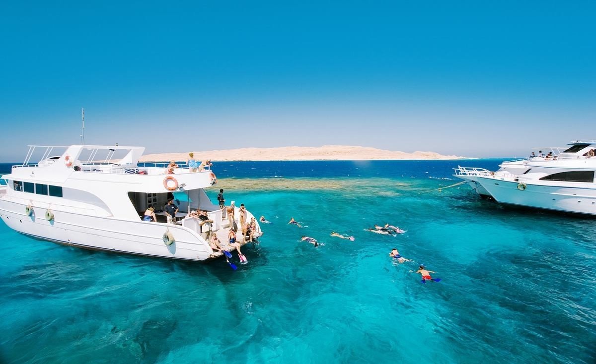 Unforgettable Sataya Dolphin Reef Snorkeling Trip – Half Day from Marsa Alam